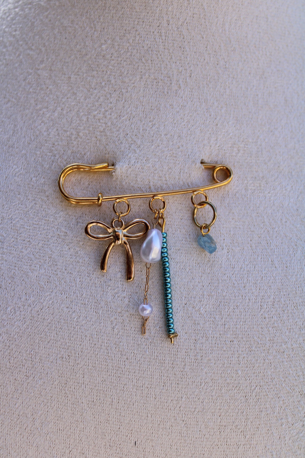 Charm pin broche - into the sea