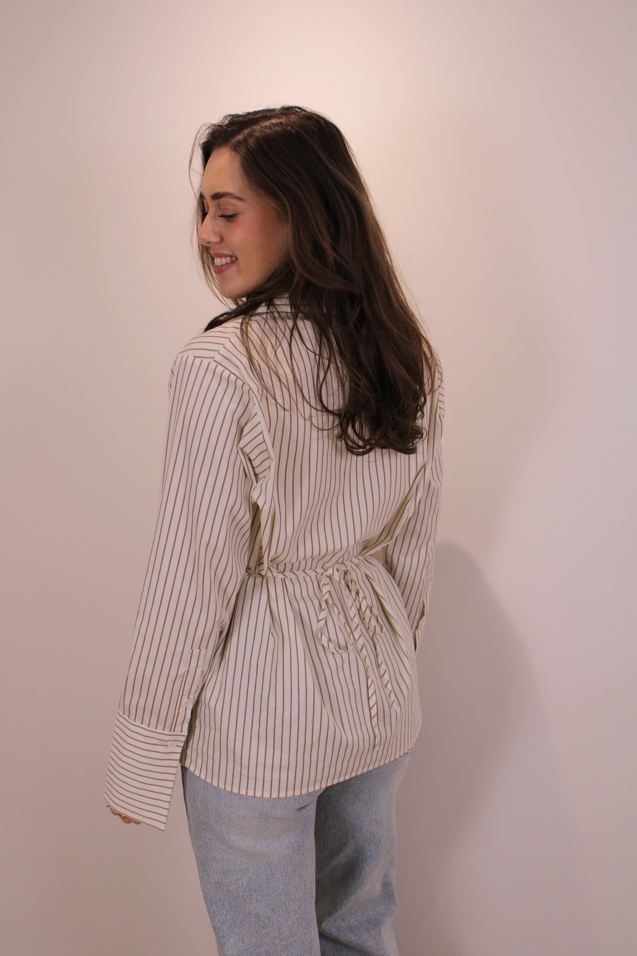 Getailleerde blouse met strik - beige - At Styles