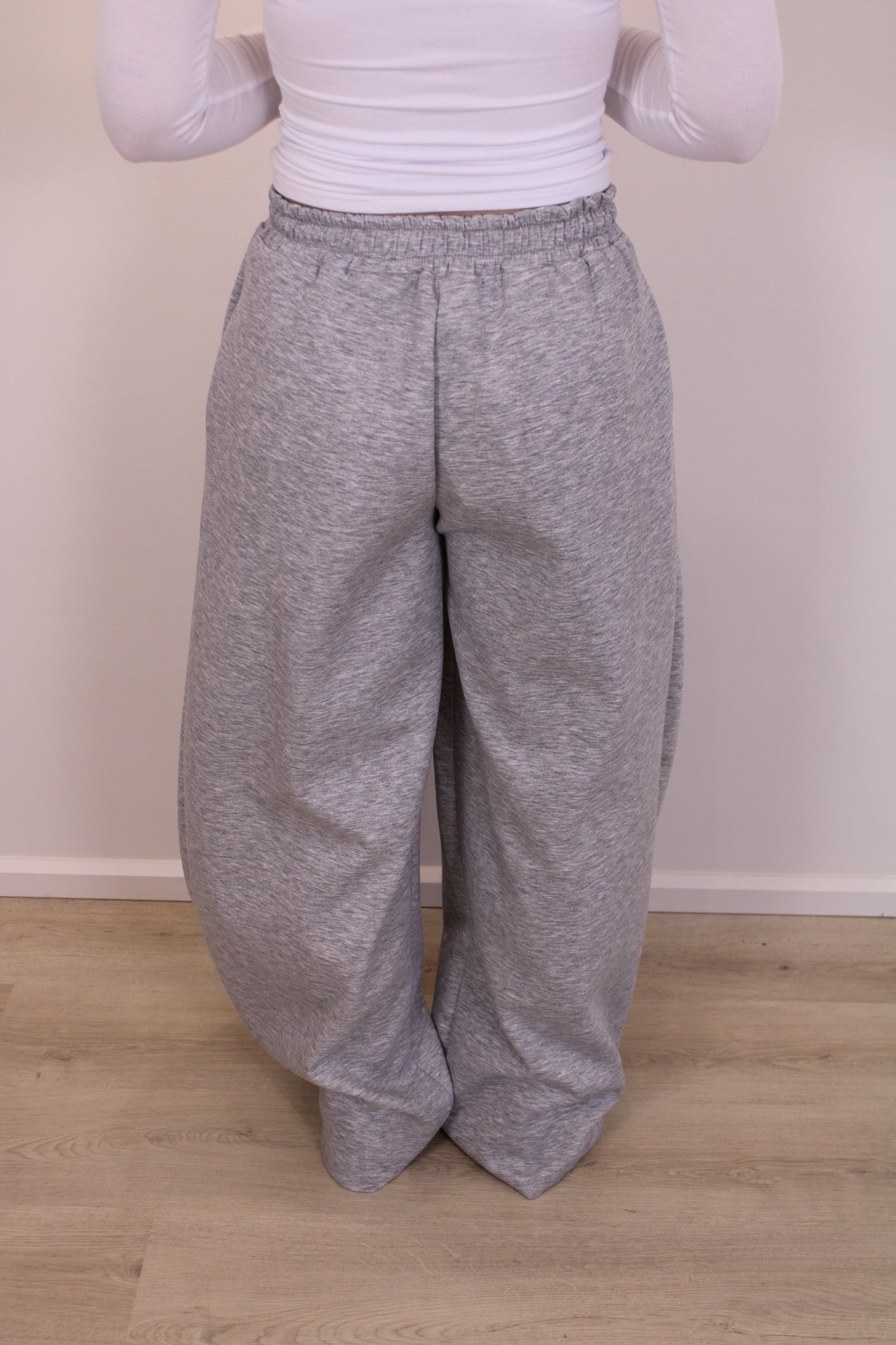 Plooi jogging broek - grijs - At Styles