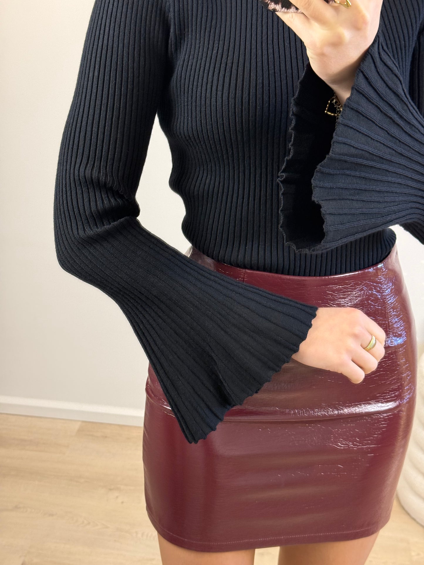 Top met uitlopende mouw - zwart