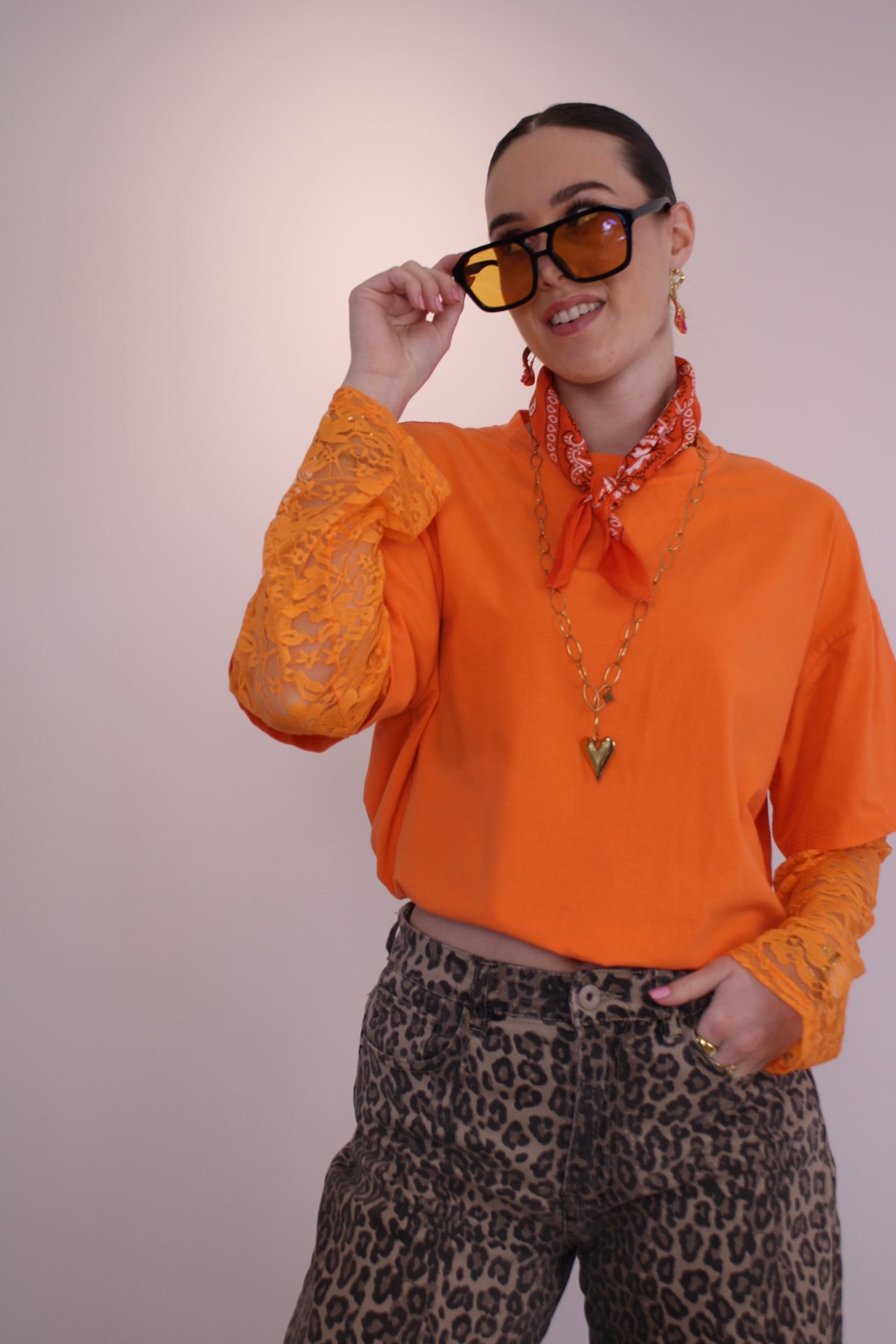 PRE-ORDER Shirt met kanten mouw - oranje (di. 31 maart in huis) - At Styles