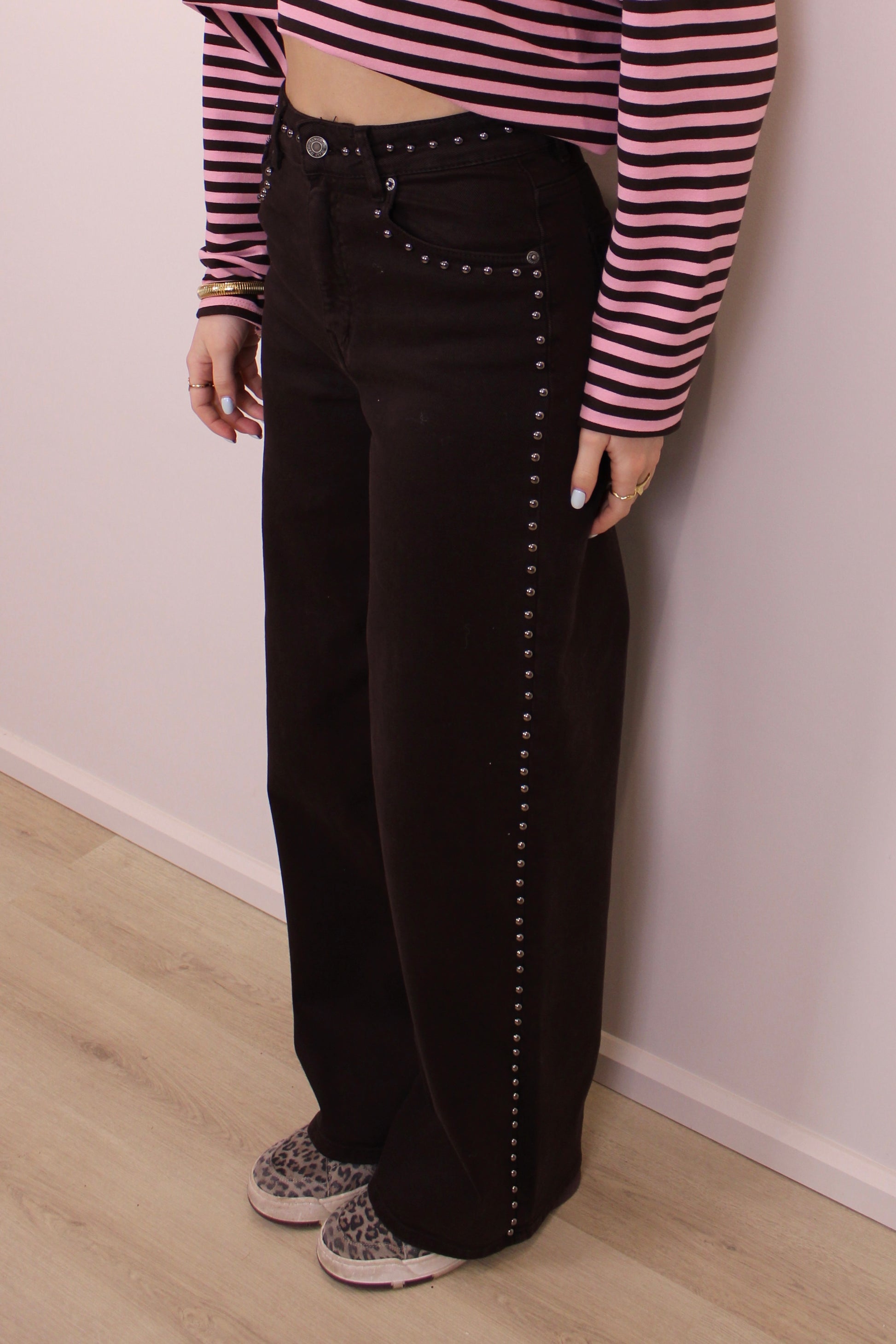 Mid waist - straight leg stretch jeans met studs - bruin - At Styles