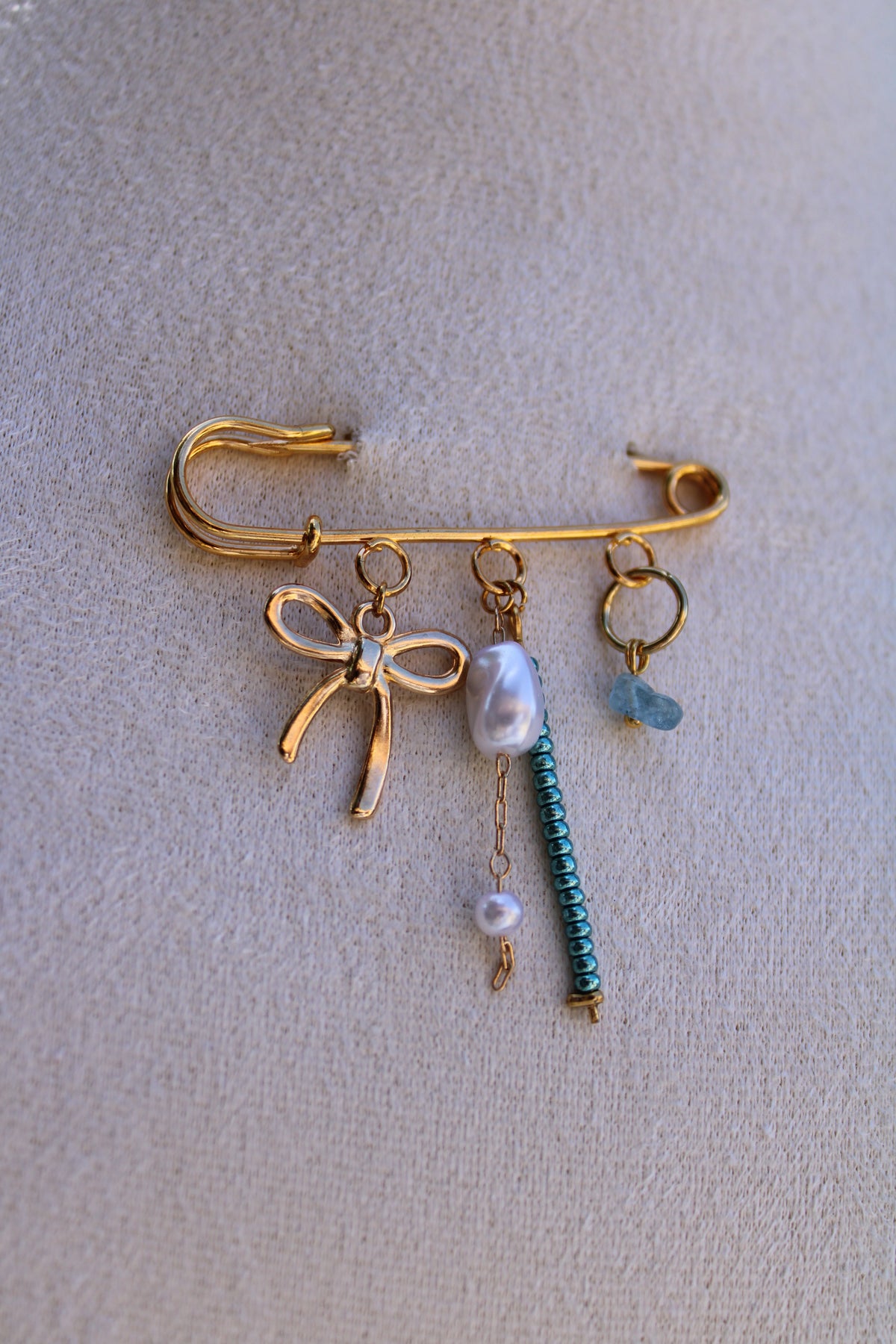 Charm pin broche - into the sea