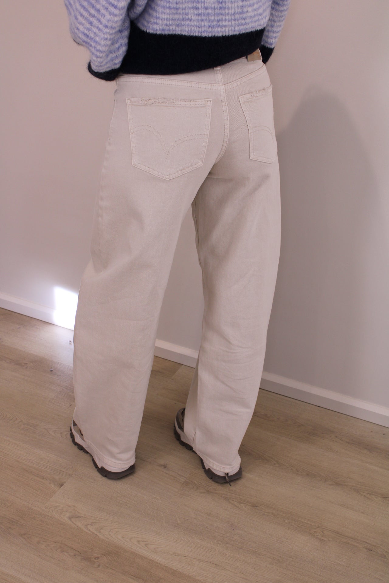 Mid waist - barrel jeans - beige - At Styles