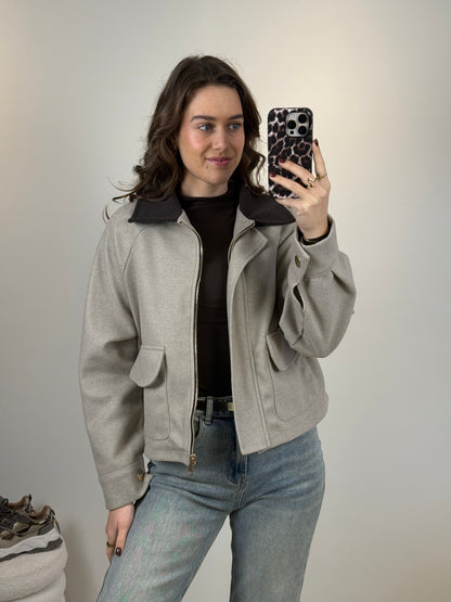 Jasje met bruin kraagje - beige