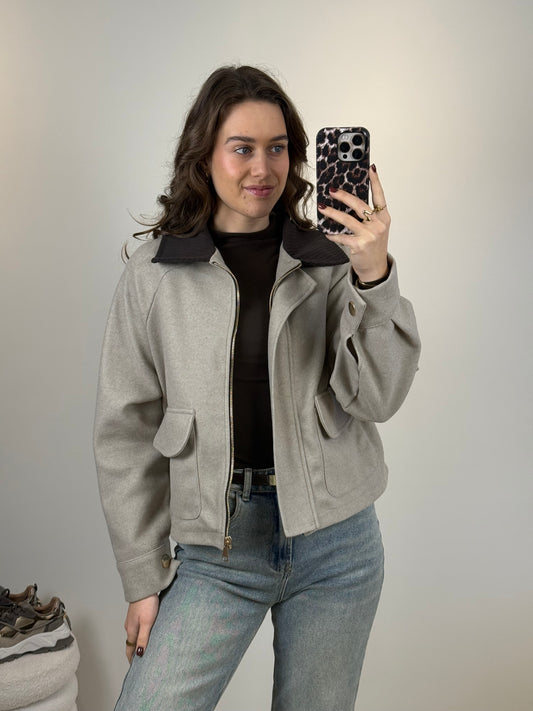 Jasje met bruin kraagje - beige