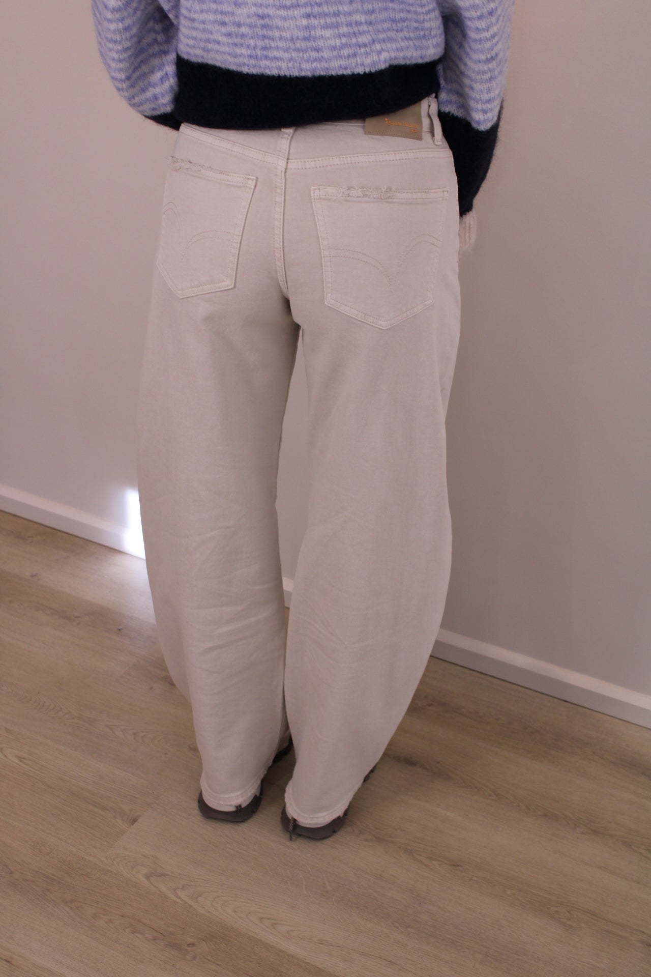 Mid waist - barrel jeans - beige - At Styles
