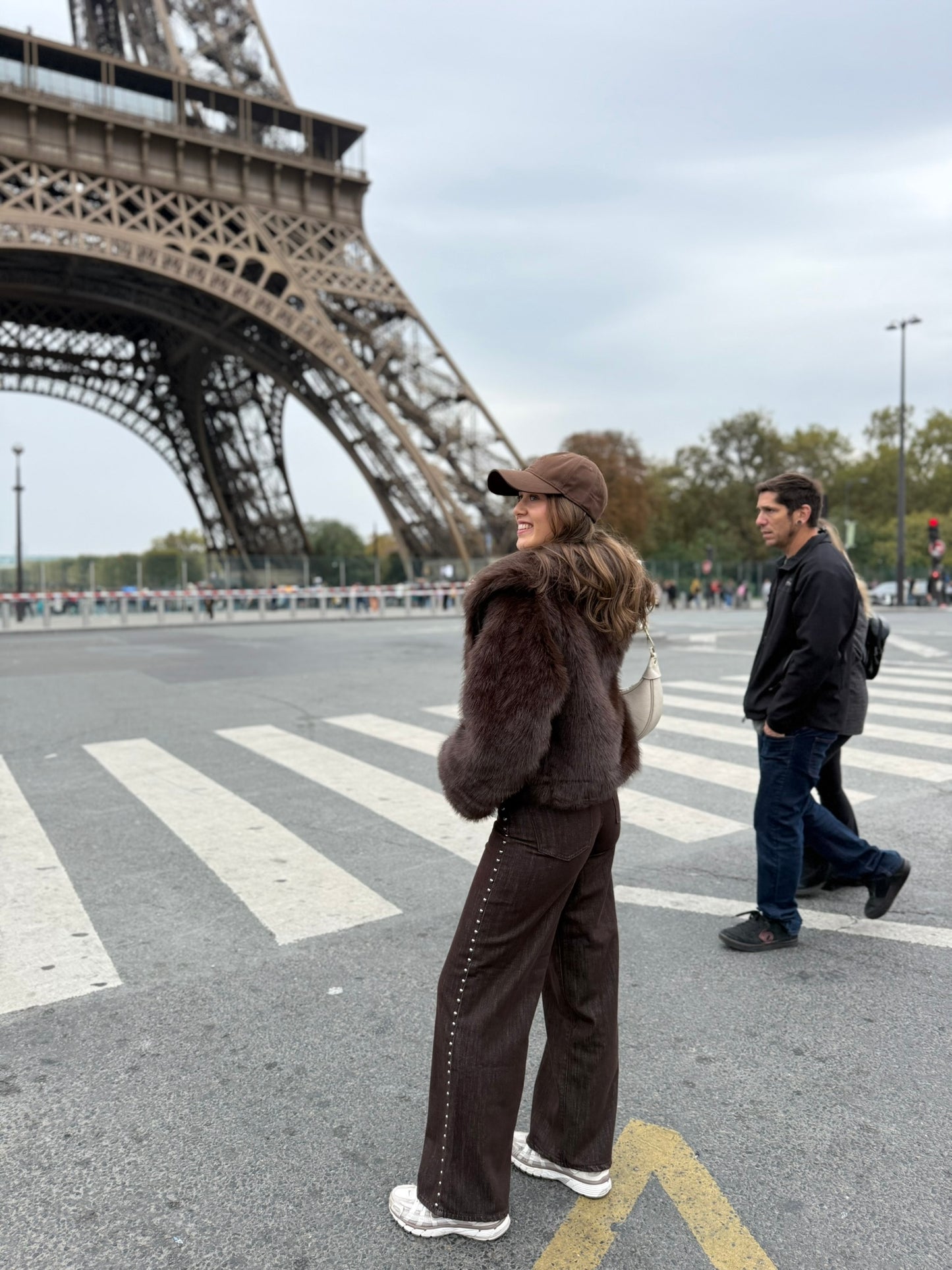 High waist - straight leg jeans met studs - bruin