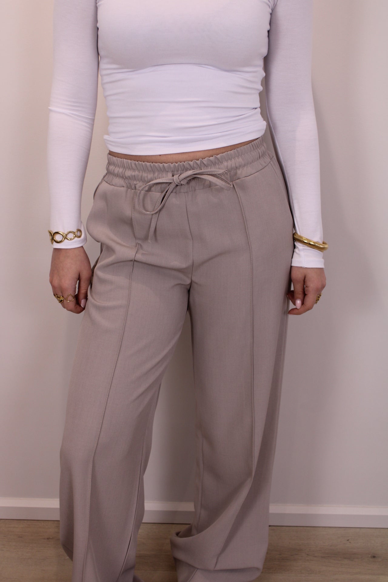 Broek met elastiek en siernaad - beige - At Styles