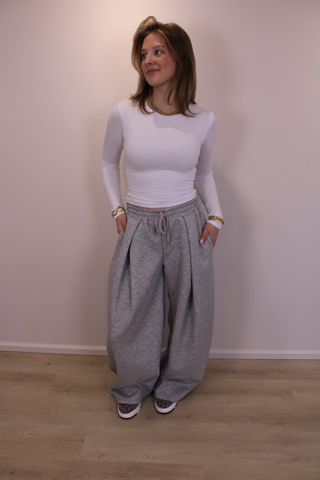 Plooi jogging broek - grijs - At Styles