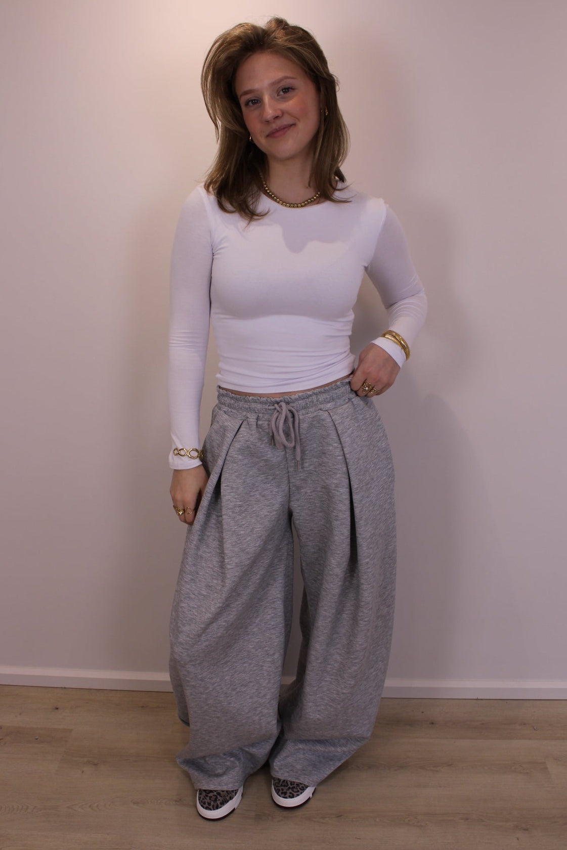 Plooi jogging broek - grijs - At Styles