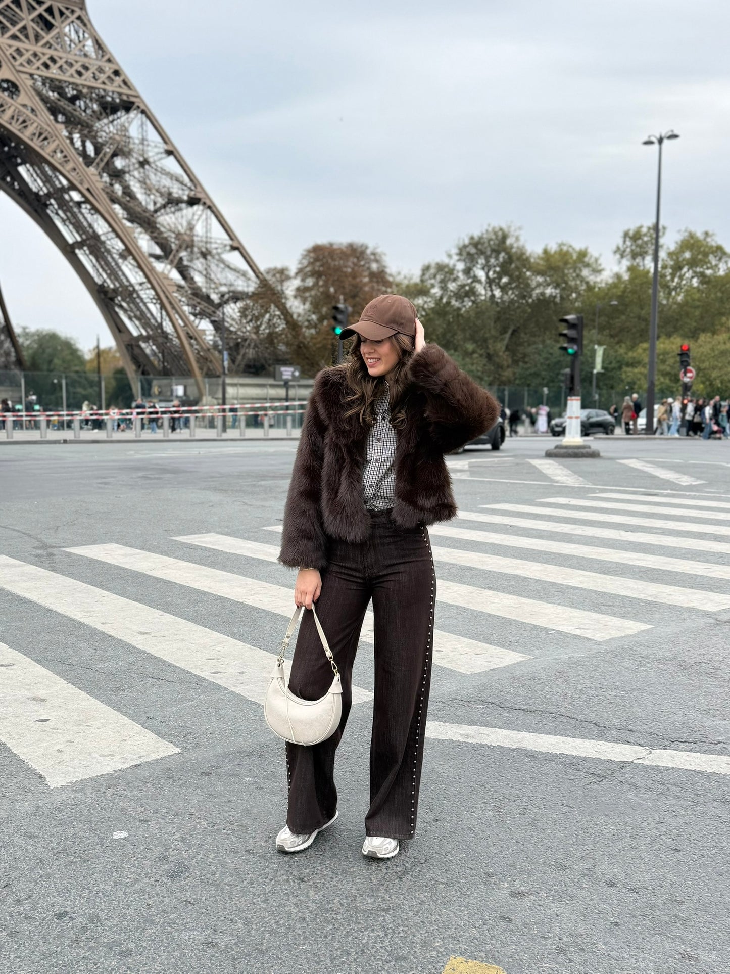 High waist - straight leg jeans met studs - bruin