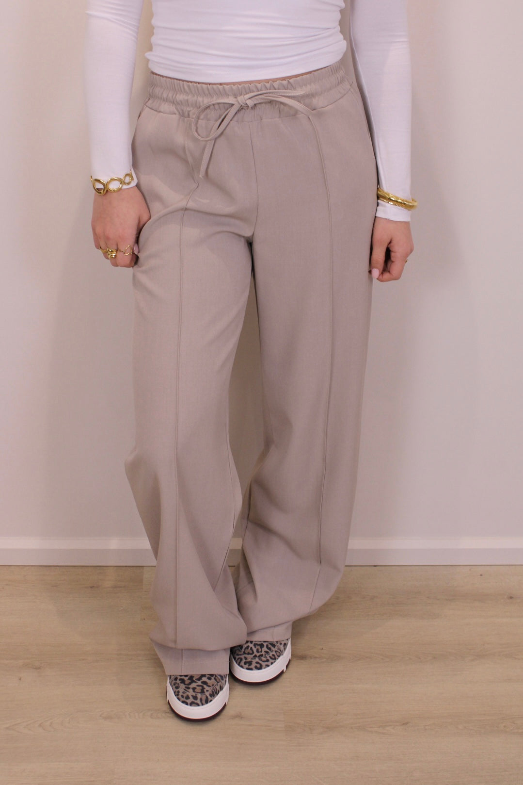 Broek met elastiek en siernaad - beige - At Styles
