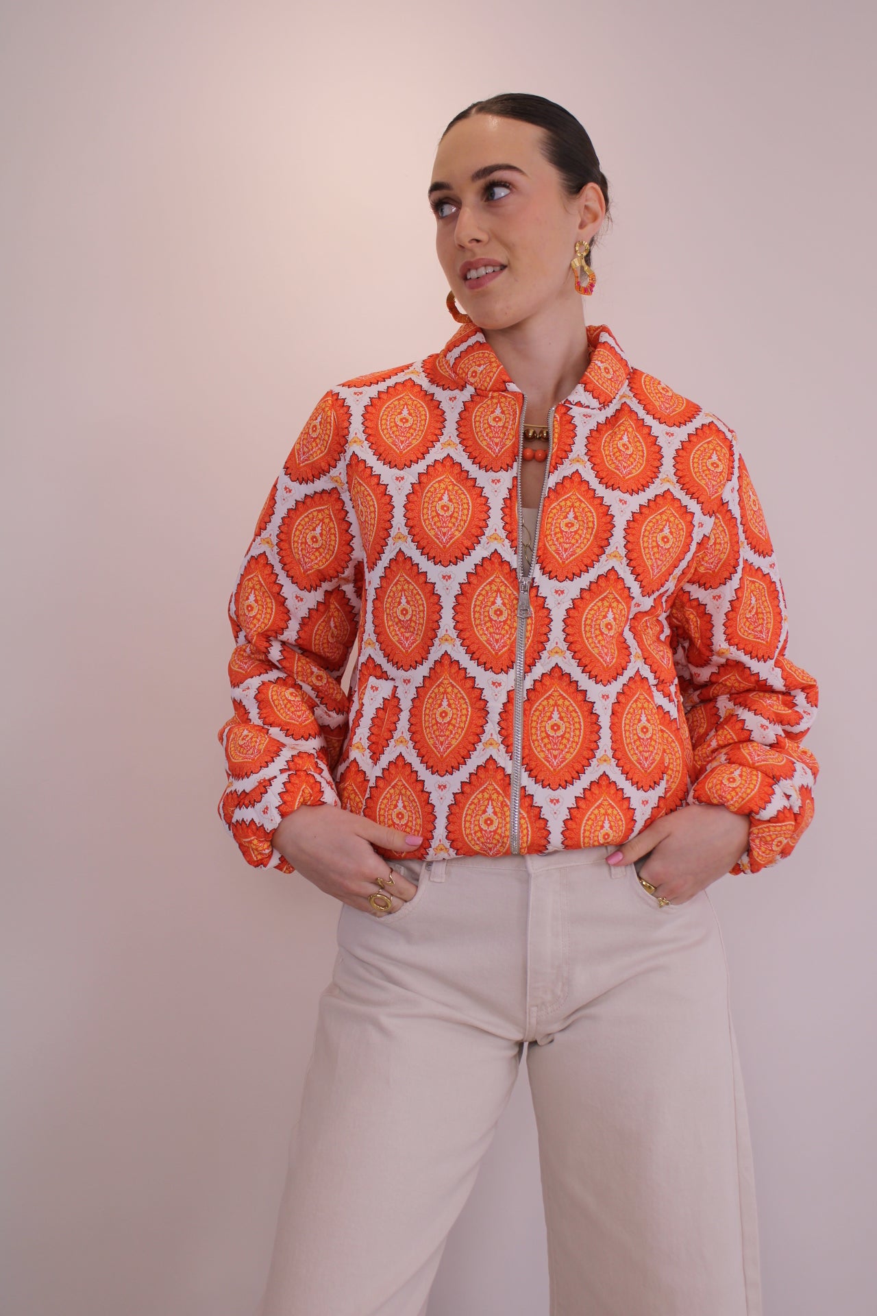 PRE-ORDER Bomber jasje print - oranje (uiterlijk di. 31 maart in huis) - At Styles