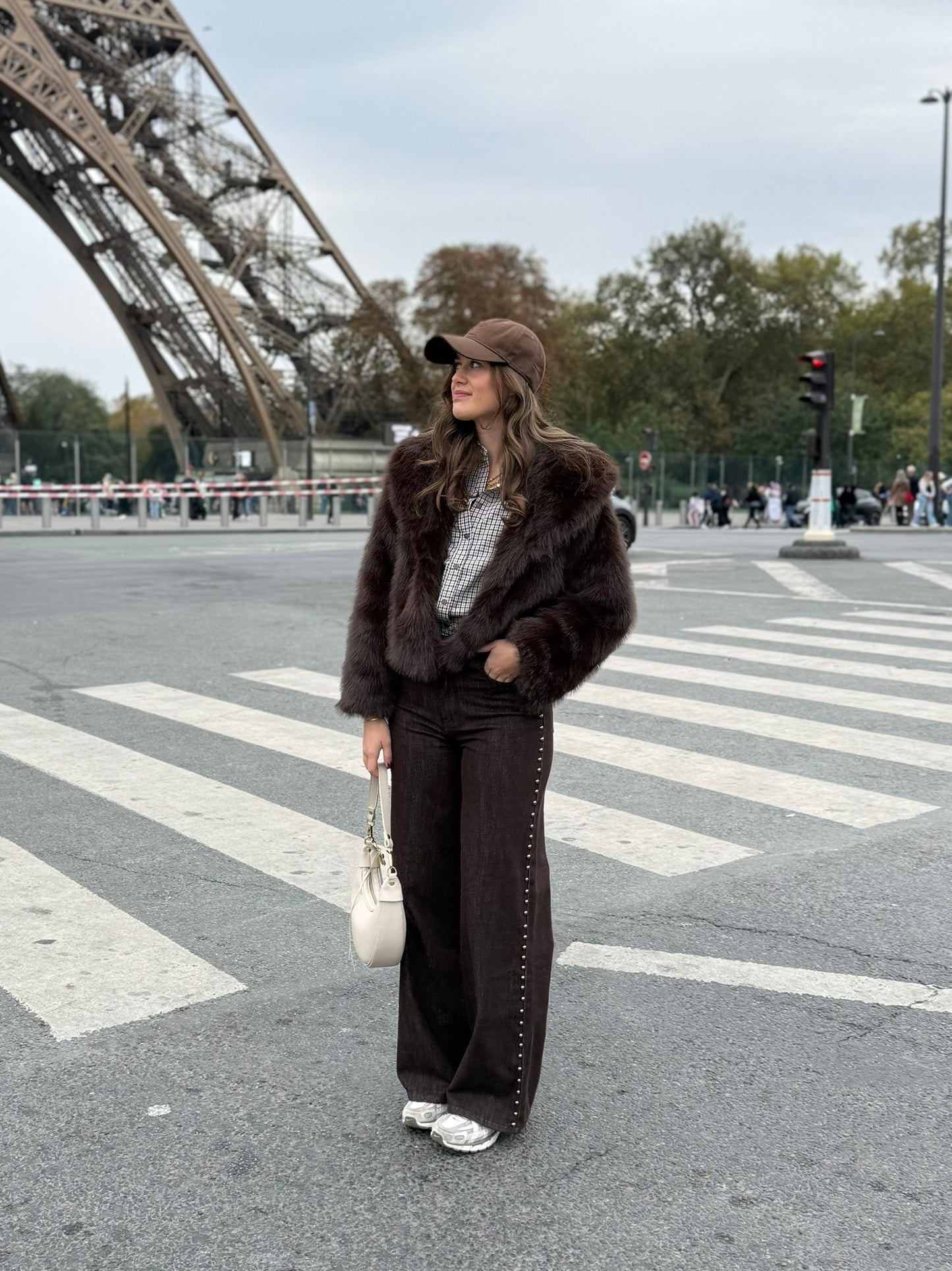 High waist - straight leg jeans met studs - bruin