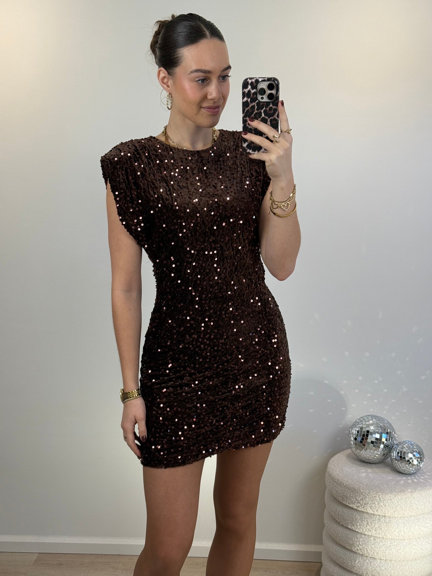 Glitter jurkje met schoudervulling - bruin