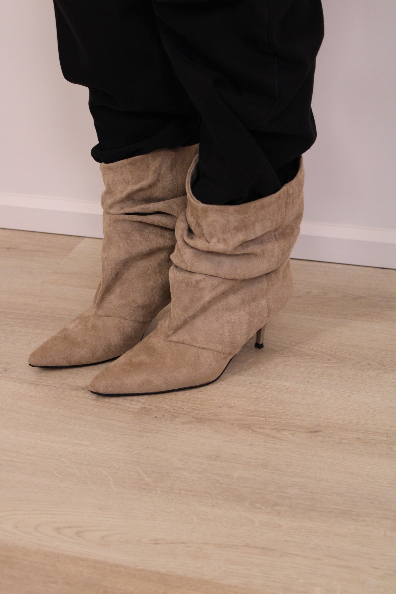 Slouchy enkel laarsjes met hak - beige