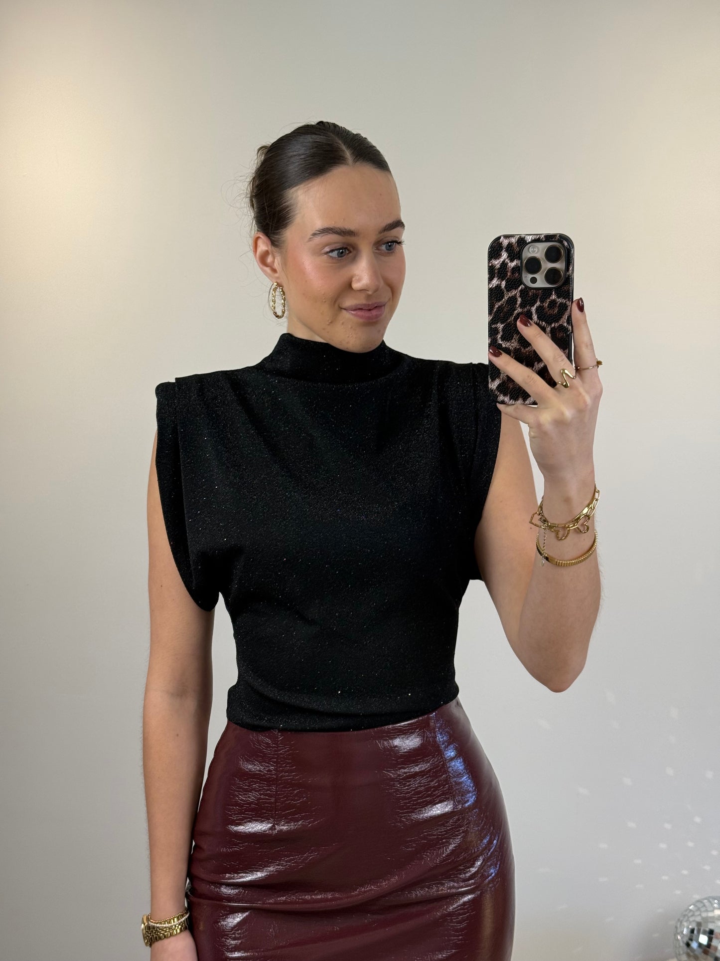 Glitter top met schoudervulling - zwart