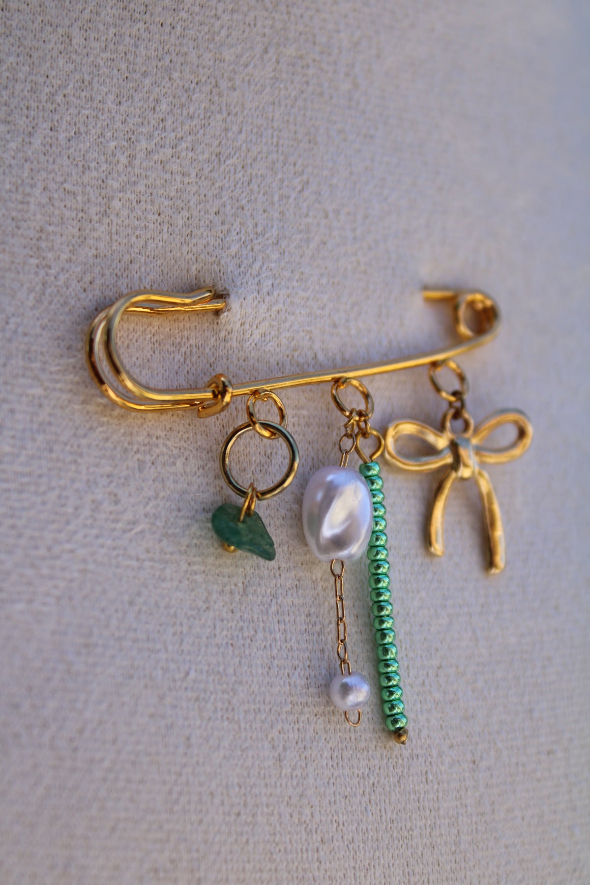 Charm pin broche - lucky