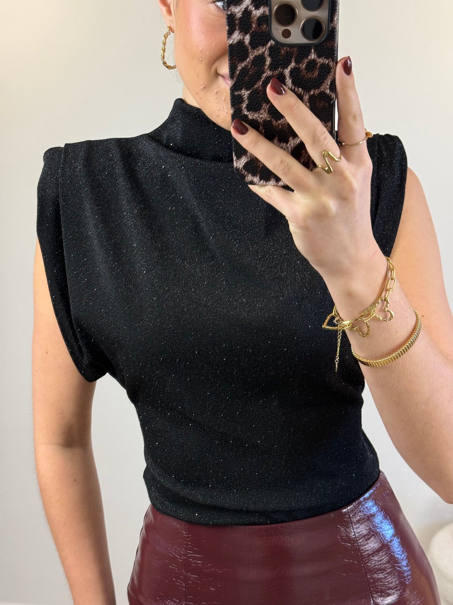 Glitter top met schoudervulling - zwart