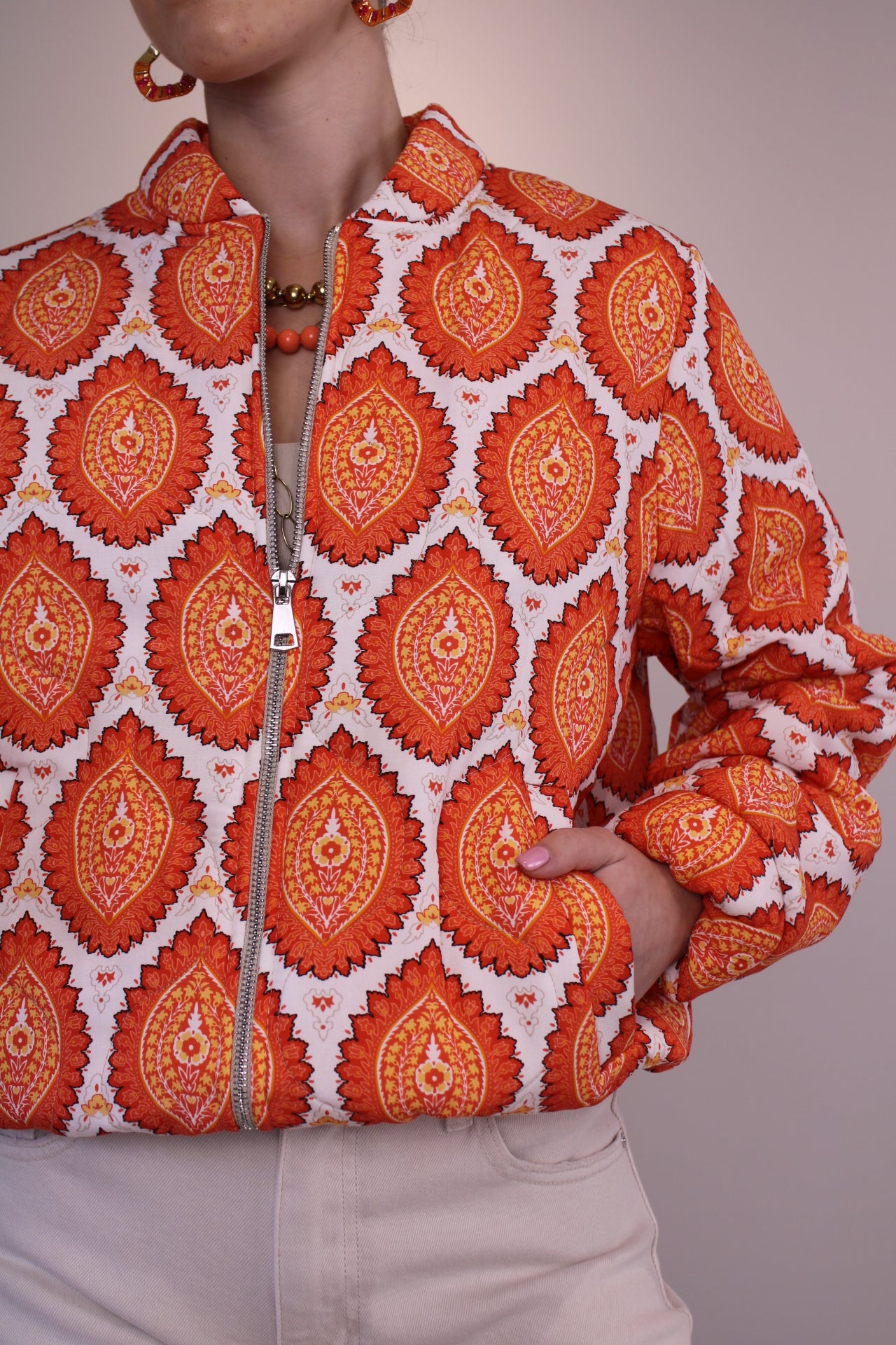 PRE-ORDER Bomber jasje print - oranje (uiterlijk di. 31 maart in huis) - At Styles