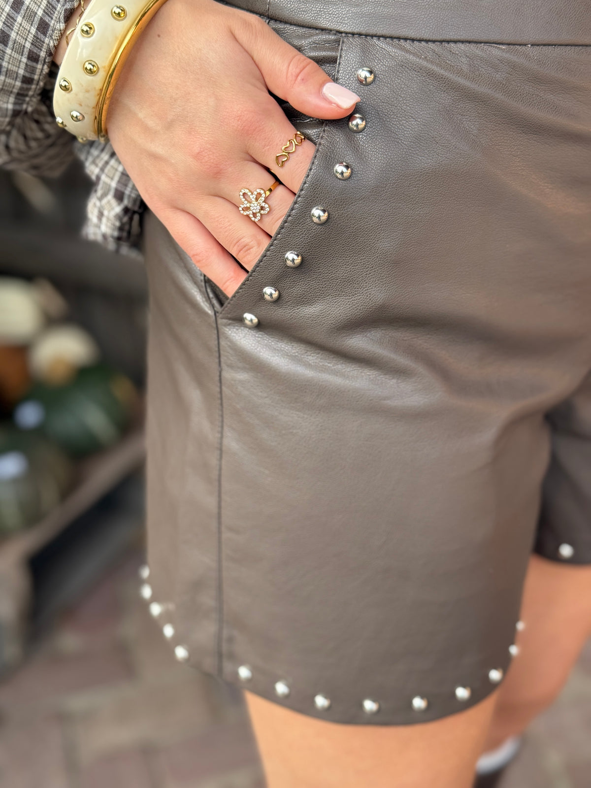 PU leren short met studs - bruin