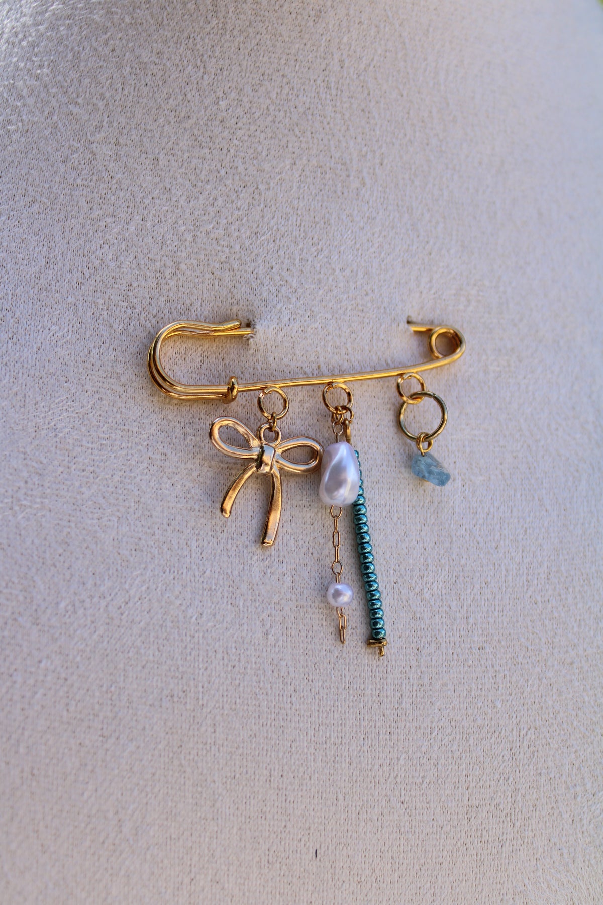 Charm pin broche - into the sea