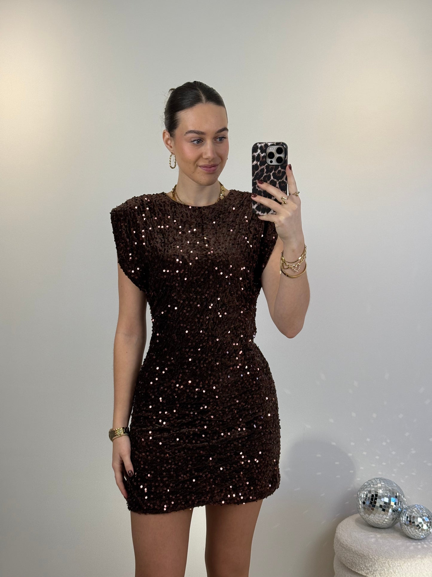 Glitter jurkje met schoudervulling - bruin