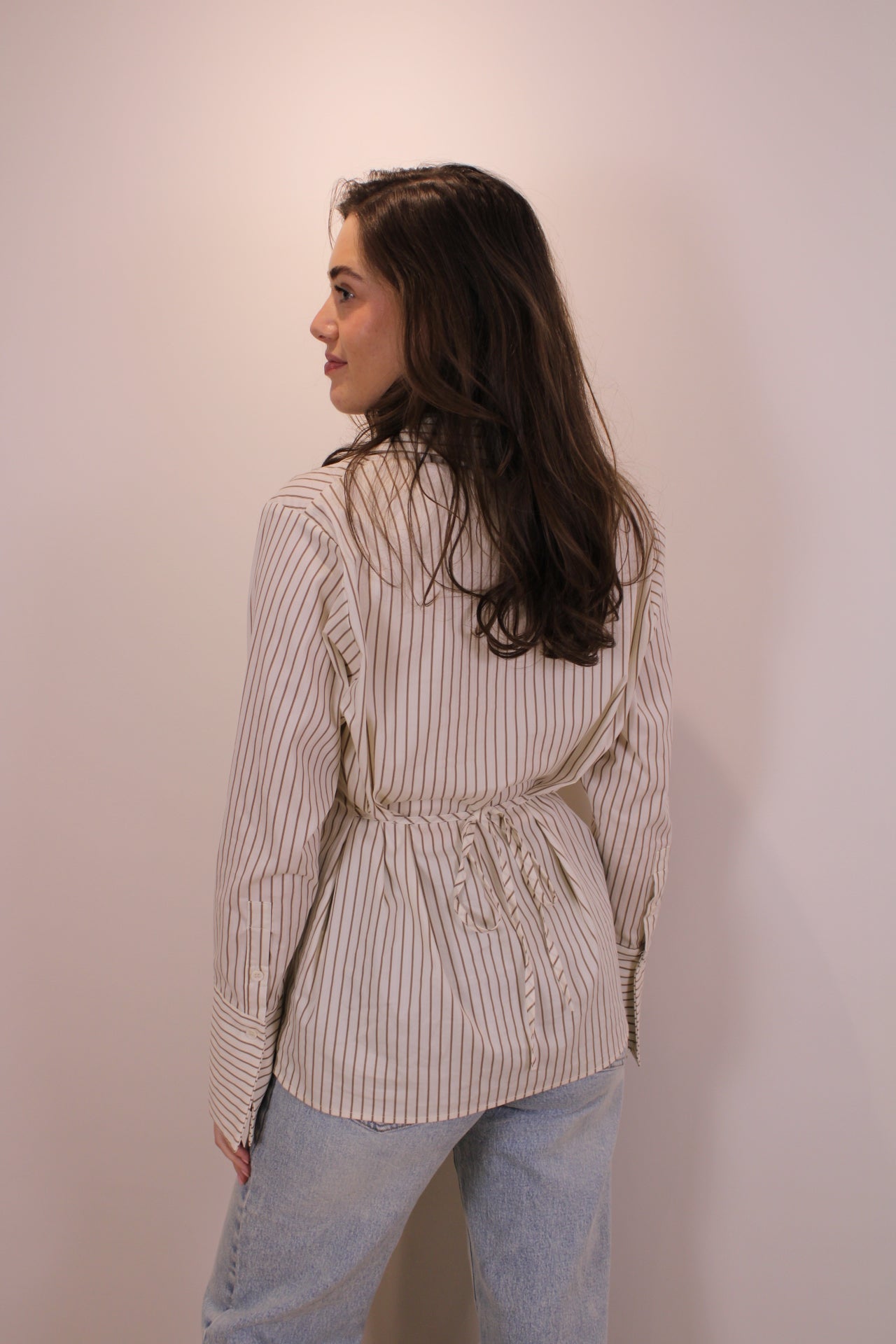 Getailleerde blouse met strik - beige - At Styles