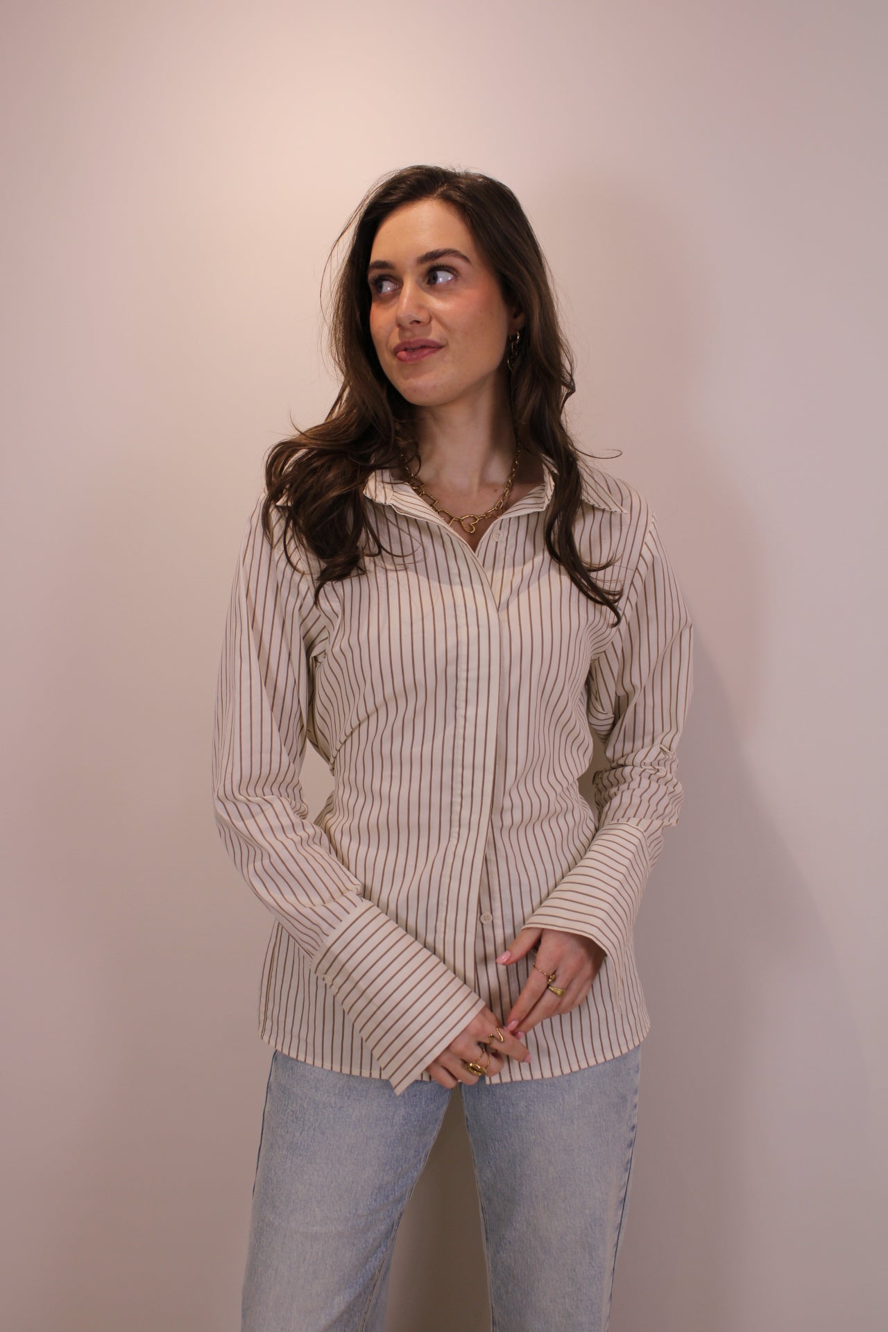 Getailleerde blouse met strik - beige - At Styles