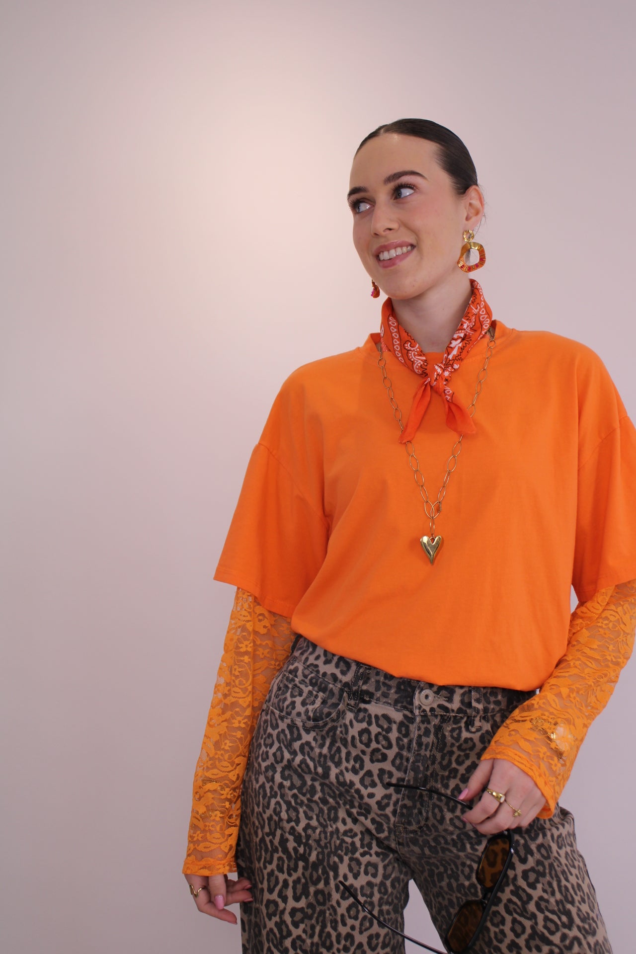 PRE-ORDER Shirt met kanten mouw - oranje (di. 31 maart in huis) - At Styles