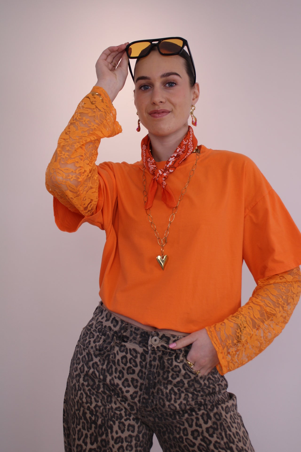 PRE-ORDER Shirt met kanten mouw - oranje (di. 31 maart in huis) - At Styles