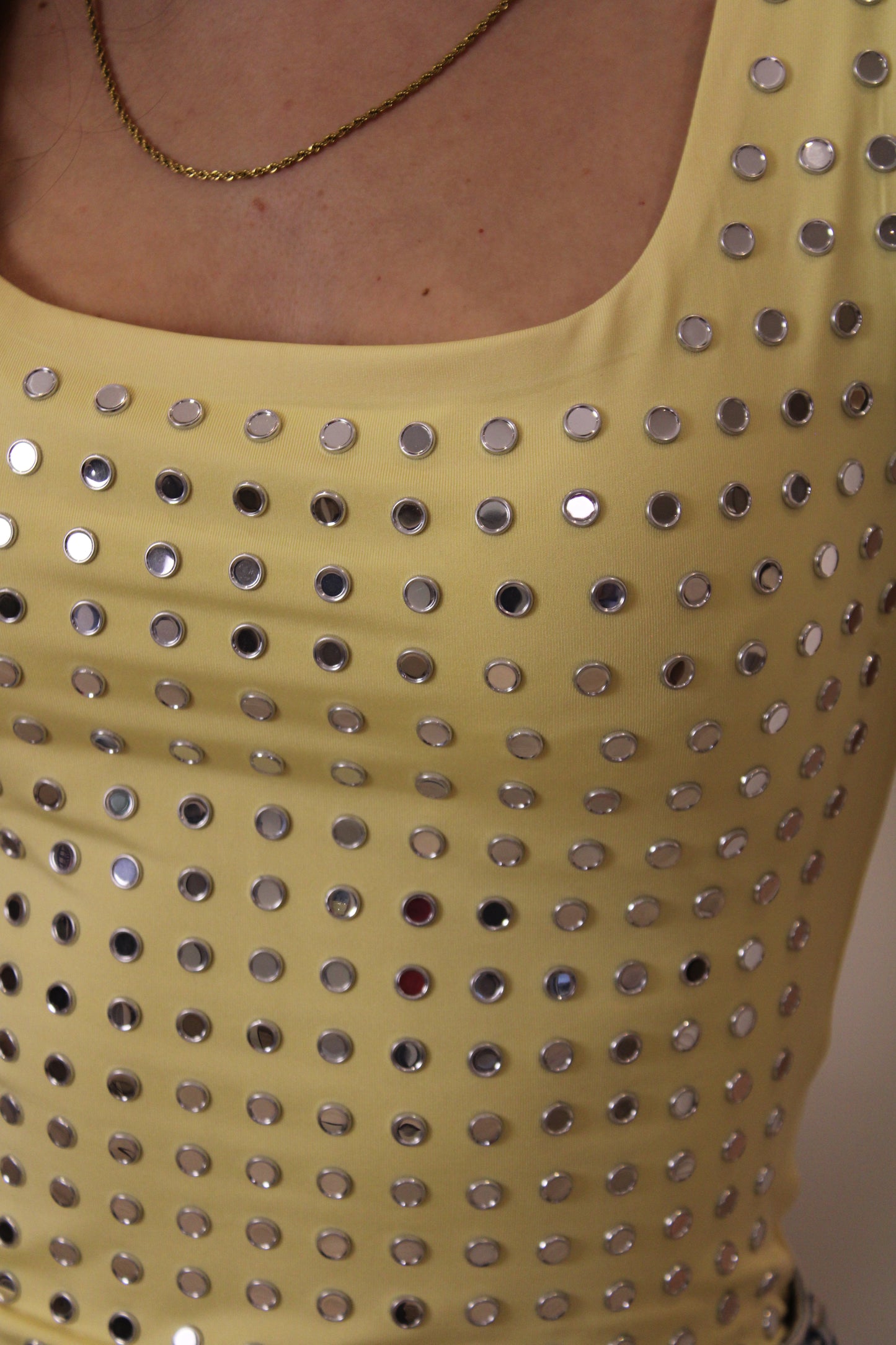 Body met spiegel studs - geel