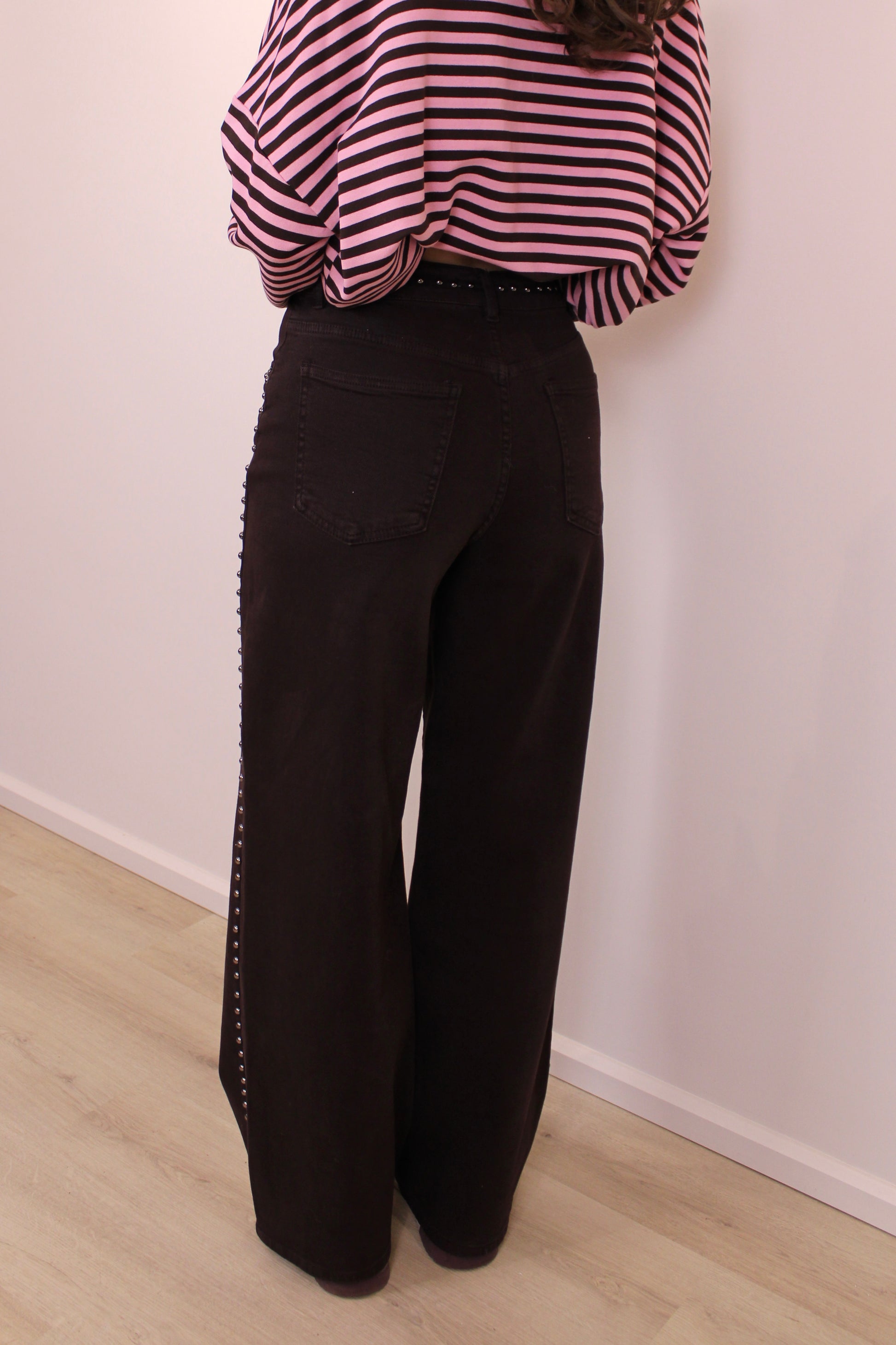 Mid waist - straight leg stretch jeans met studs - bruin - At Styles