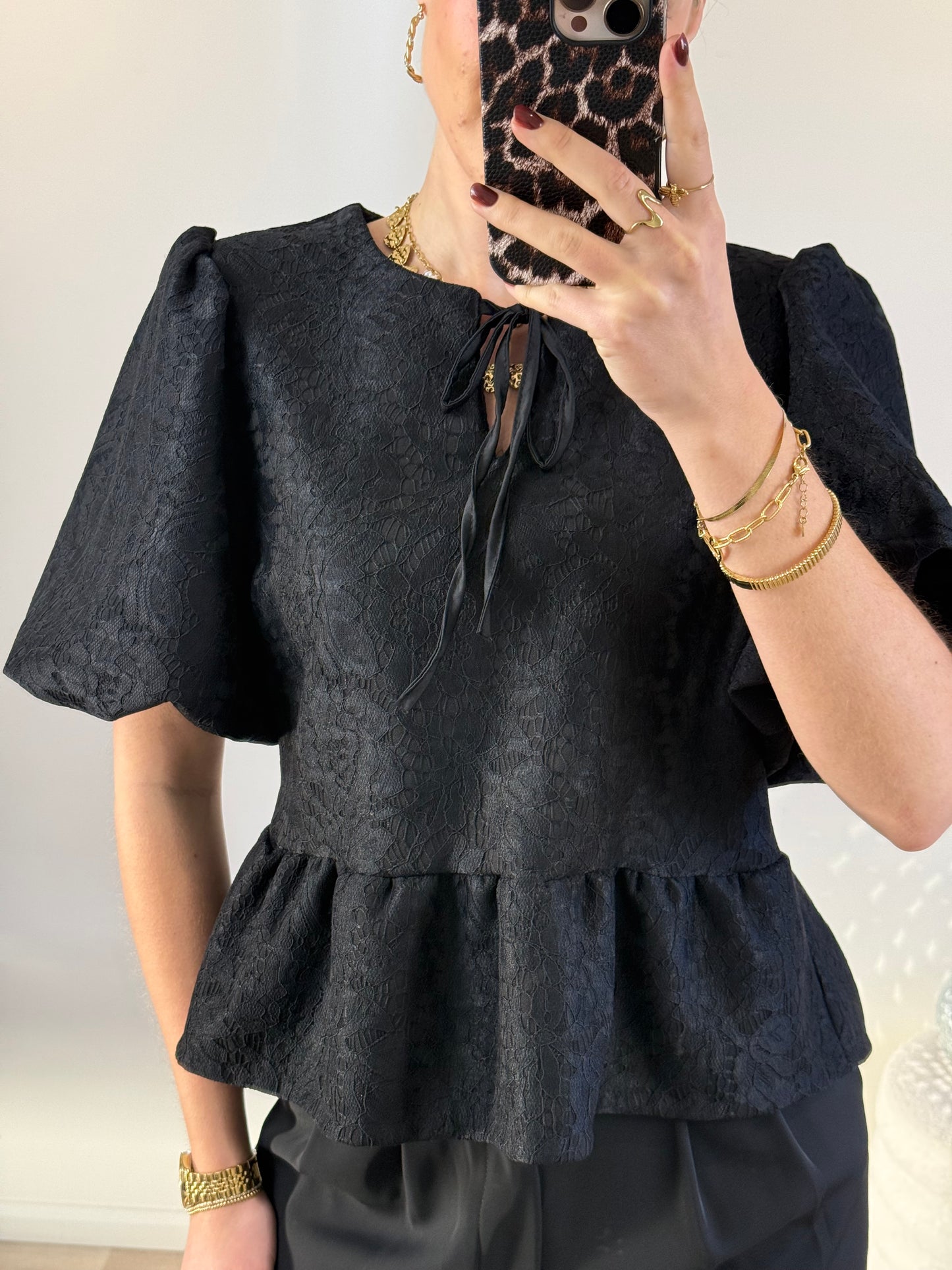 Top met pofmouw - zwart