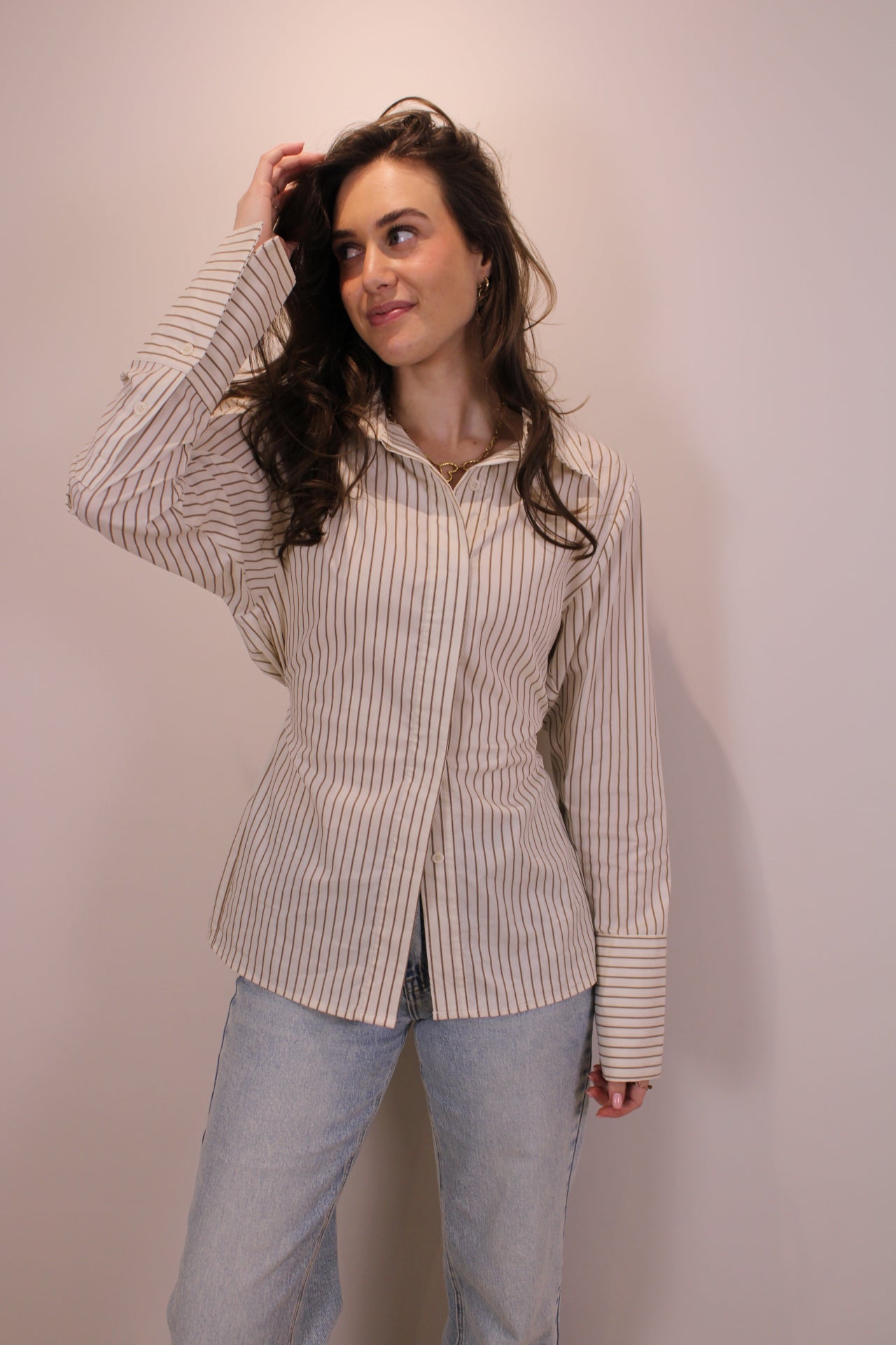 Getailleerde blouse met strik - beige - At Styles