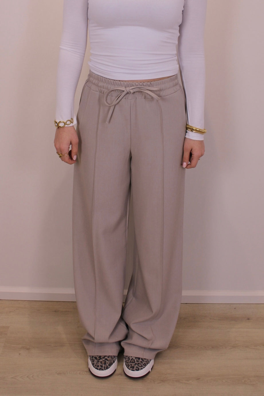 Broek met elastiek en siernaad - beige - At Styles