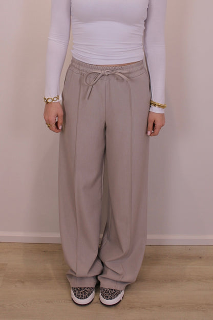 Broek met elastiek en siernaad - beige - At Styles