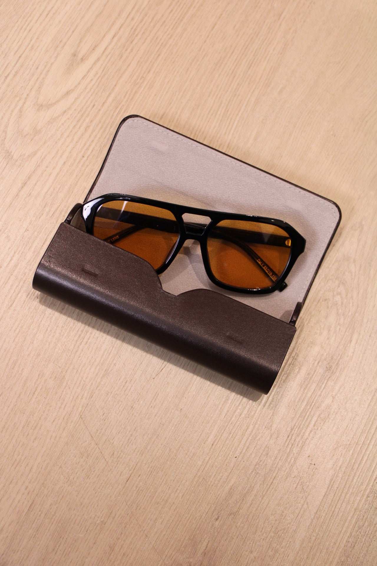 Zonnebril - oranje (incl brillendoos) - At Styles