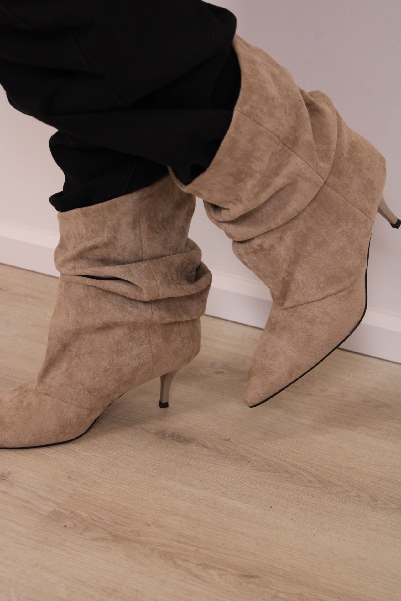 Slouchy enkel laarsjes met hak - beige