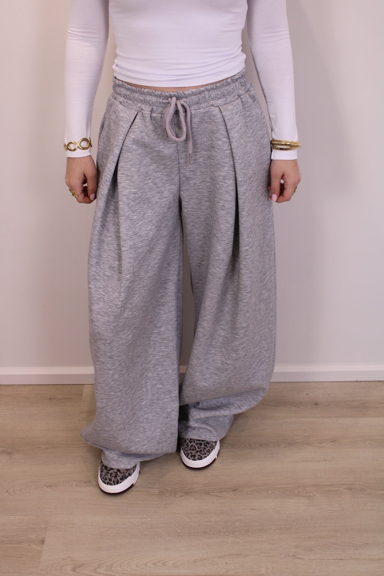 Plooi jogging broek - grijs - At Styles