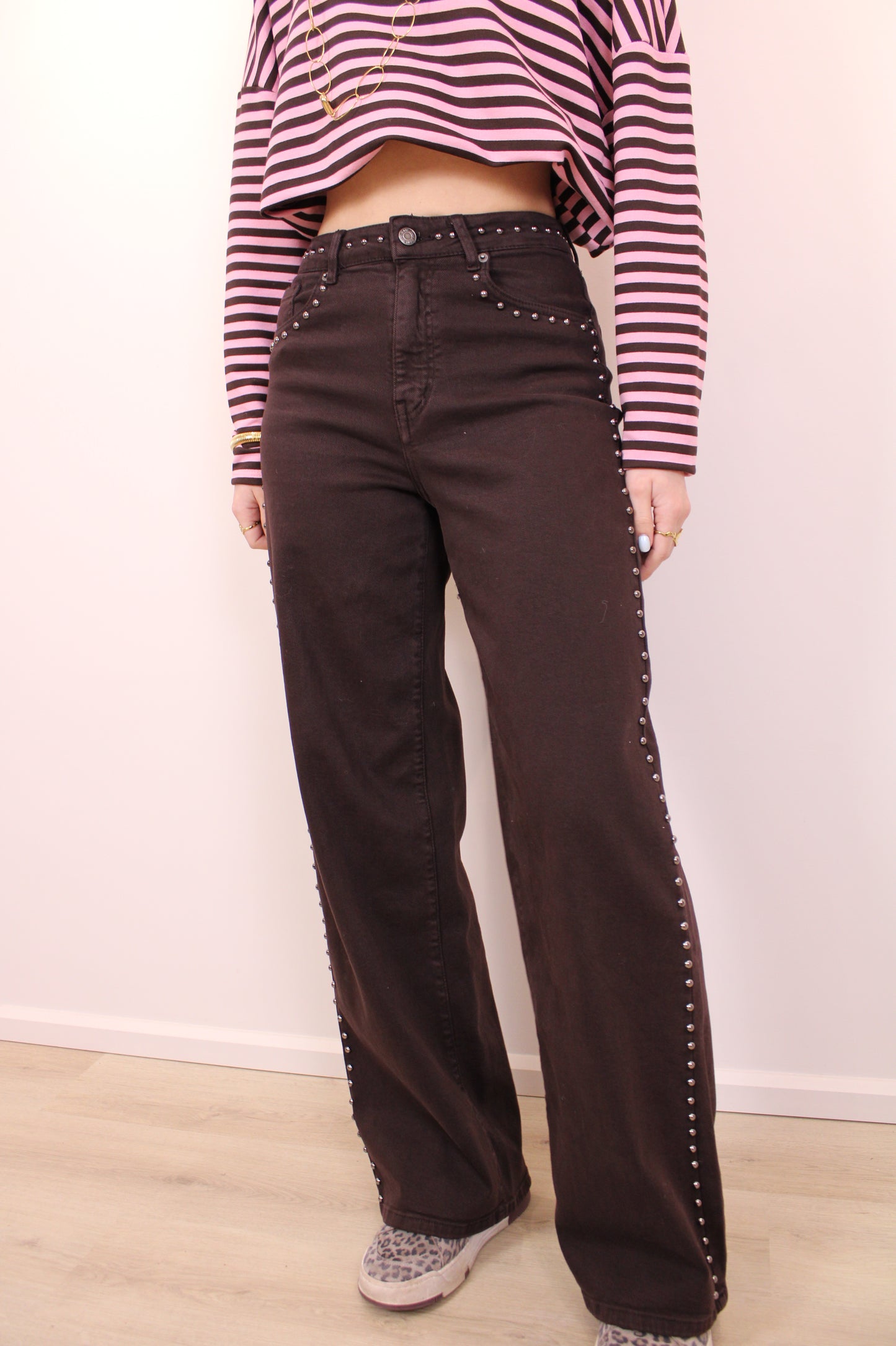 Mid waist - straight leg stretch jeans met studs - bruin - At Styles