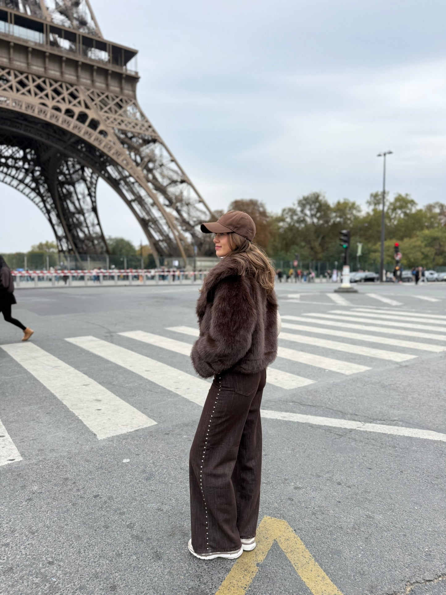 High waist - straight leg jeans met studs - bruin