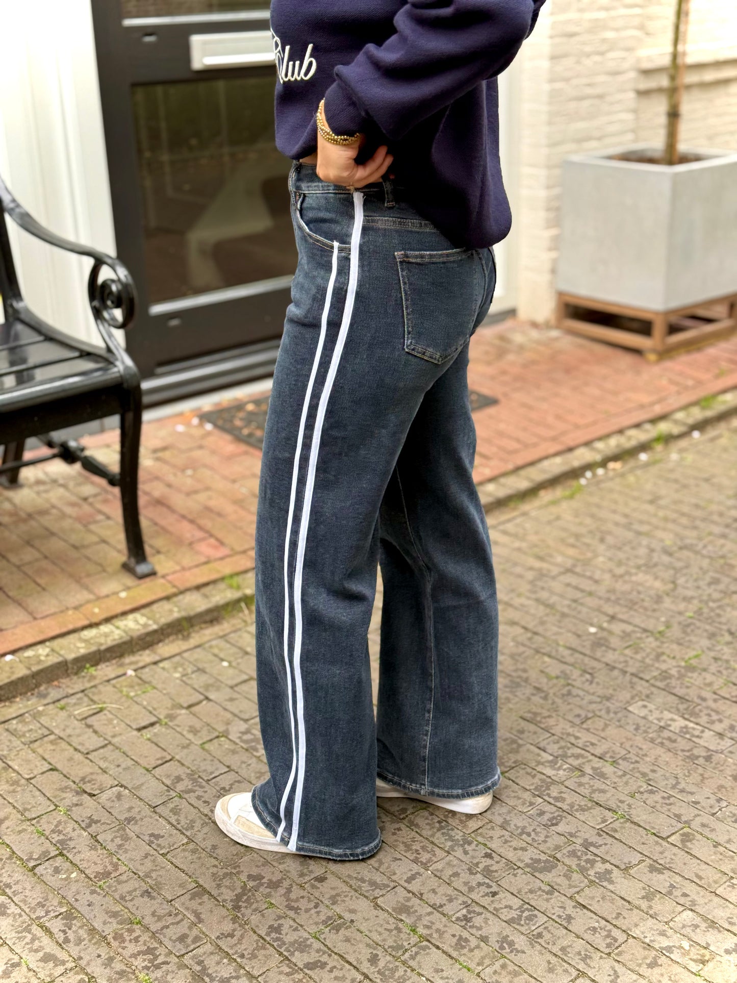 Mid waist - straight leg stretch jeans met streep