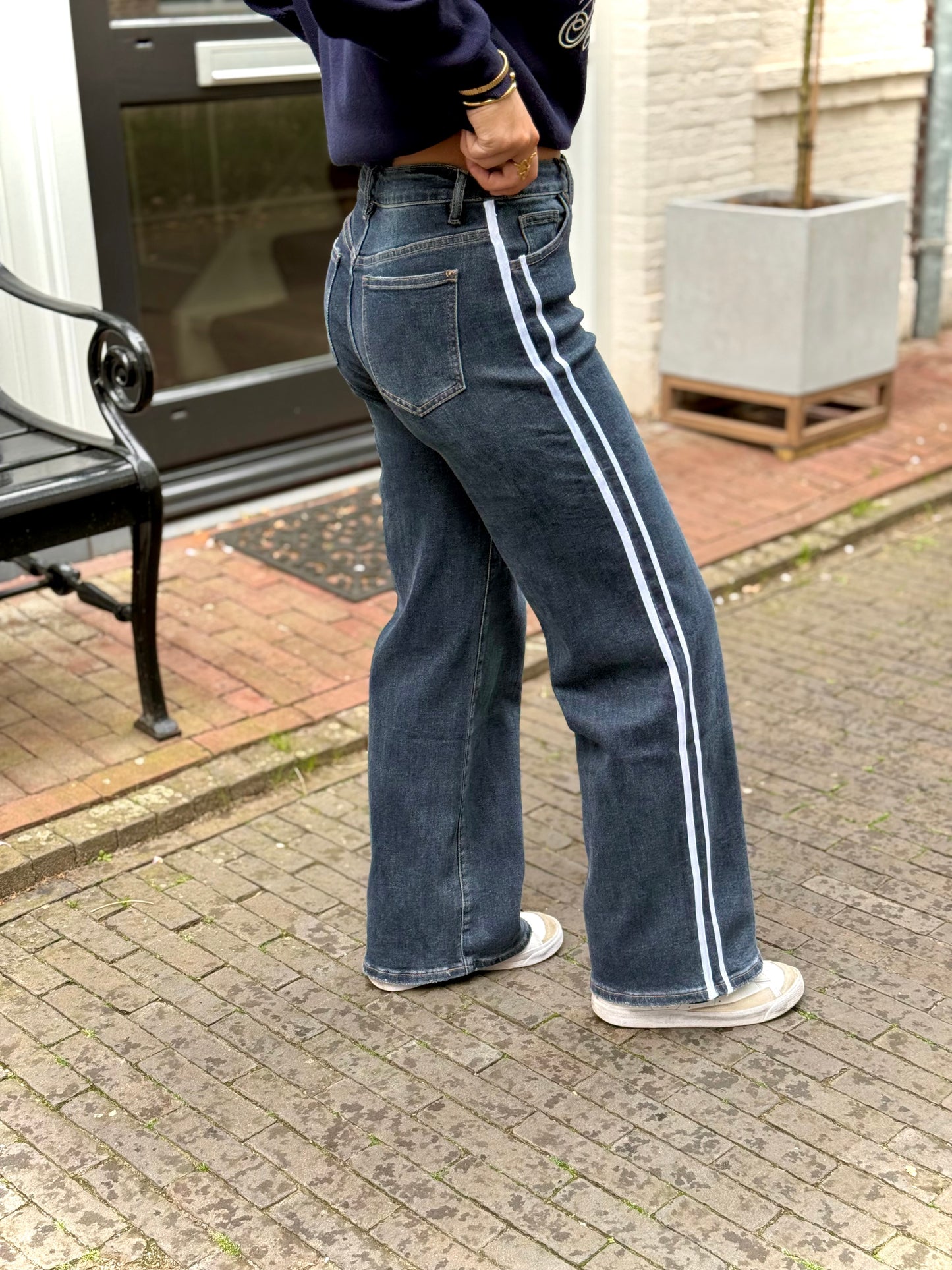 Mid waist - straight leg stretch jeans met streep