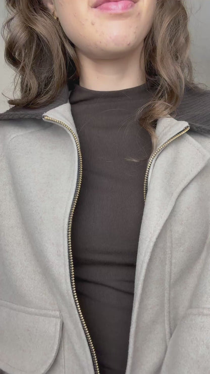 Jasje met bruin kraagje - beige