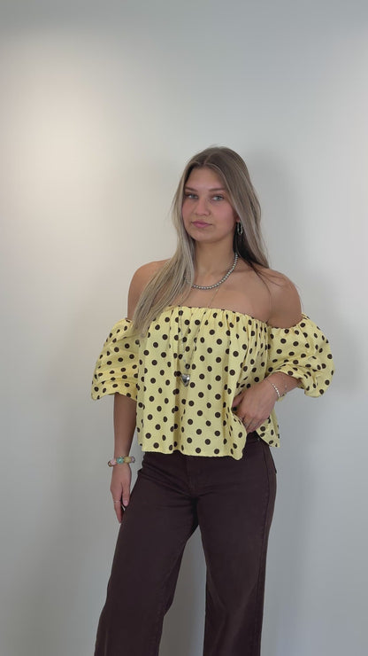 Off shoulder polkadot top - geel bruin